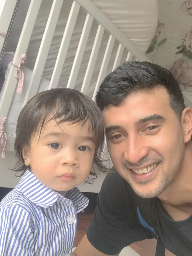 6 Potret Ali Syakieb Momong Ponakan, Bikin Gemas