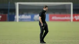 Usai peluit tanda laga berakhir, juru taktik asal Spanyol itu terlihat linglung. Ia memilih berjalan sendirian berkeliling lapangan. (Bola.com/M iqbal Ichsan)