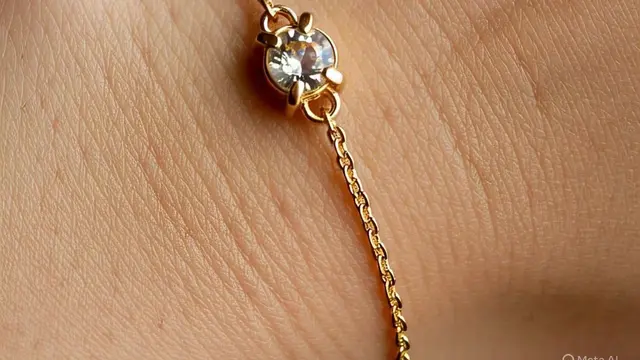 Model Gelang Emas Rantai dengan Batu Permata Cuff/via Meta AI