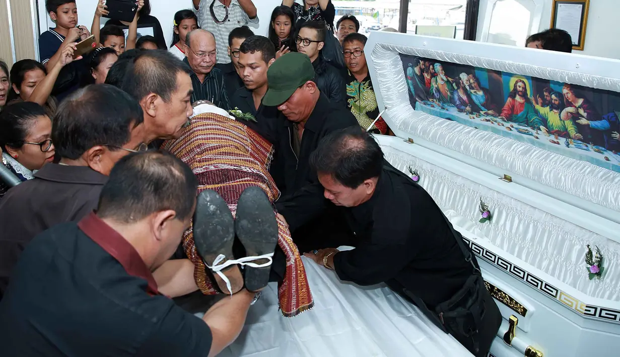 Terlihat isak tanggis dari keluarga kembali saat doa-doa dilantunkan untuk mengenang meninggalnya penyanyi Eddy Silitonga tersebut. (Deki Prayoga/Bintang.com)