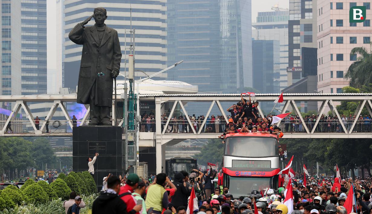 Bus yang ditumpangi Timnas Indonesia U-22 melewati Patung Sudirman saat pawai kontingen Indonesia untuk SEA Games 2023 yang bertajuk Kira87uara yang berlangsung di Jakarta, Jumat (19/05/2023). (Bola.com/Bagaskara Lazuardi)