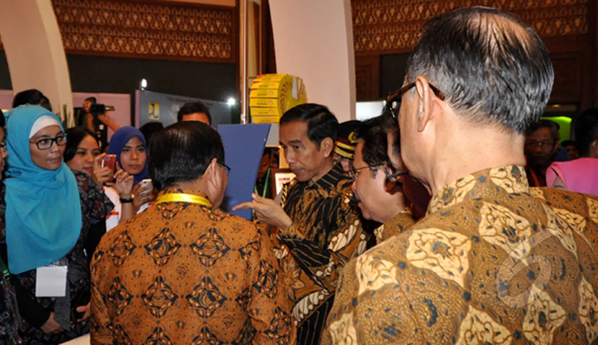 Presiden Joko Widodo (tengah) saat berbincang  di Jakarta Food Security Summit, Jakarta, Kamis (12/2/2015).  Acara ini ditujukan untuk mewujudkan karya dan komitmen para pelaku usaha dalam skala nasional dan internasional. (Liputan6.com/Faizal Fanani)