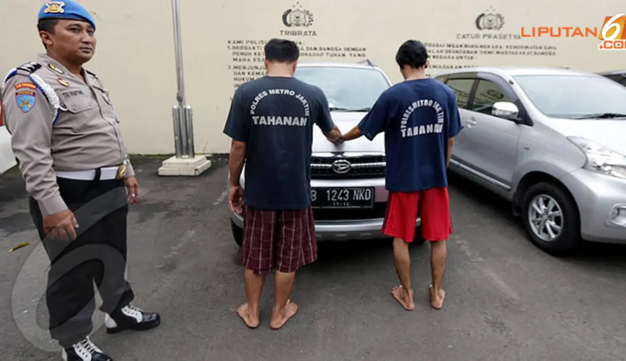 Para pelaku mencuri truk lalu memotong setiap bagian truk untuk dijual ke penadah di daerah Jakarta Timur dan Jakarta Utara (Liputan6.com/Herman Zakharia)