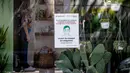 Pengumuman perintah wajib masker di jendela sebuah toko di Paris, Prancis, 20 Juli 2020. Instruksi pemerintah Prancis untuk mewajibkan pemakaian masker mulai berlaku pada Senin (20/7) di tengah munculnya tanda-tanda mengkhawatirkan dari percepatan penyebaran COVID-19. (Xinhua/Aurelien Morissard)