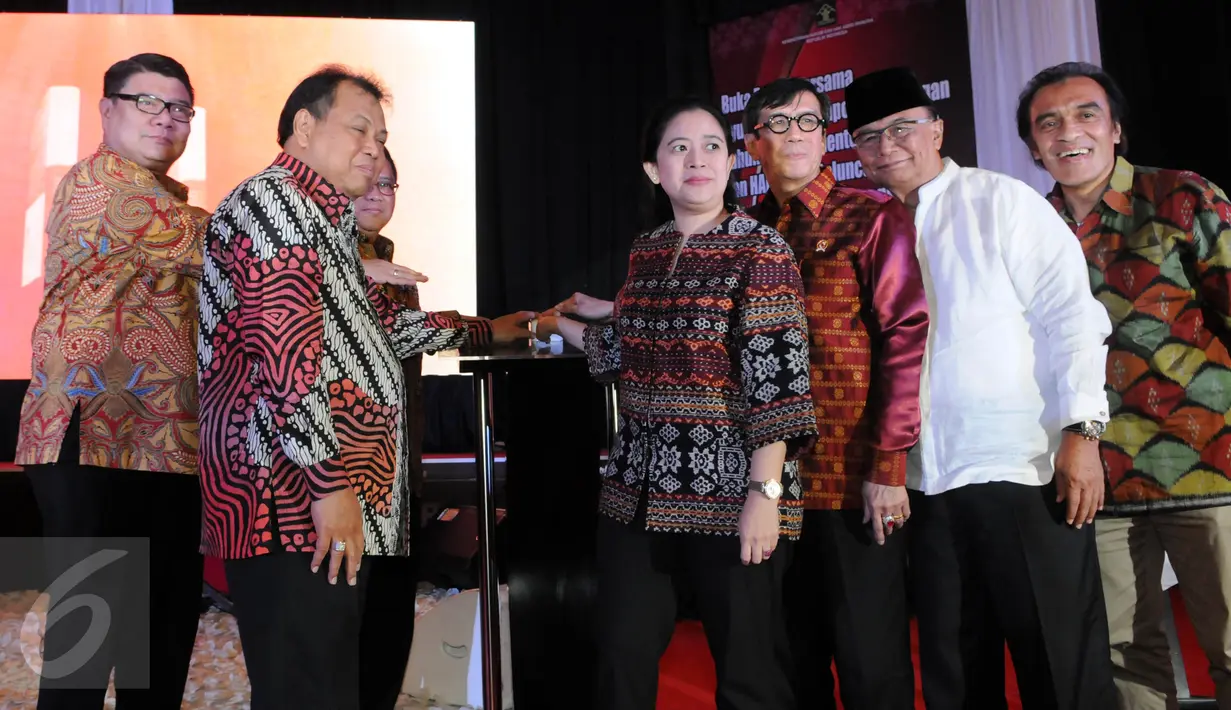 Menkunmham Yassona Laoly (ketiga kanan) bersama didampingi sejumlah menteri yang menerima buku Birokrasi Digital dalam peluncurannya di Jakarta, Senin (13/6). Buku berisi mengenai digitalisasi sistem birokrasi di Kemenkumham. (Liputan6.com/Helmi Afandi)