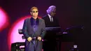 Musisi terkenal, Elton John memang sudah terkenal jika dirinya seorang gay. Elton dan pasangan sejenisnya David memulai hubungan asmara tahun 2008 silam. (AFP/Bintang.com)