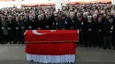 Presiden Turki Recep Tayyip Erdogan (tengah) menyalati tentara Turki pertama yang tewas dalam operasi 'Ranting Zaitun' di basis Kurdi Suriah, Ankara, Turki, Selasa (23/1). (Foto AP/Burhan Ozbilici)