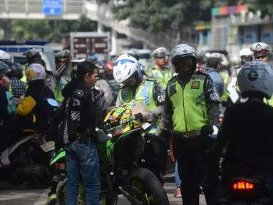 Polisi lalu lintas menggelar razia atau yang disebut Operasi Patuh Jaya 2018 di Jalan DI Panjaitan, Jakarta Timur, Jumat (27/4). Operasi ini bertujuan untuk menertibkan pengendara motor maupun mobil terhadap aturan lalu lintas. (Merdeka.com/Imam Buhori)