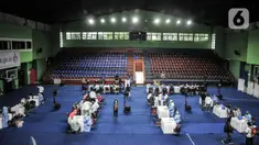 Pencari suaka saat mengikuti vaksinasi COVID-19 Sinopharm di GOR Bulungan, Kebayoran Baru, Jakarta, Kamis (7/10/2021). Pemprov DKI Jakarta, Kadin Jakarta, dan UNHCR menggelar vaksinasi COVID-19 untuk WNA pencari suaka di Jakarta, Bogor, Depok, Tangerang, dan Bekasi. (merdeka.com/Iqbal S. Nugroho)