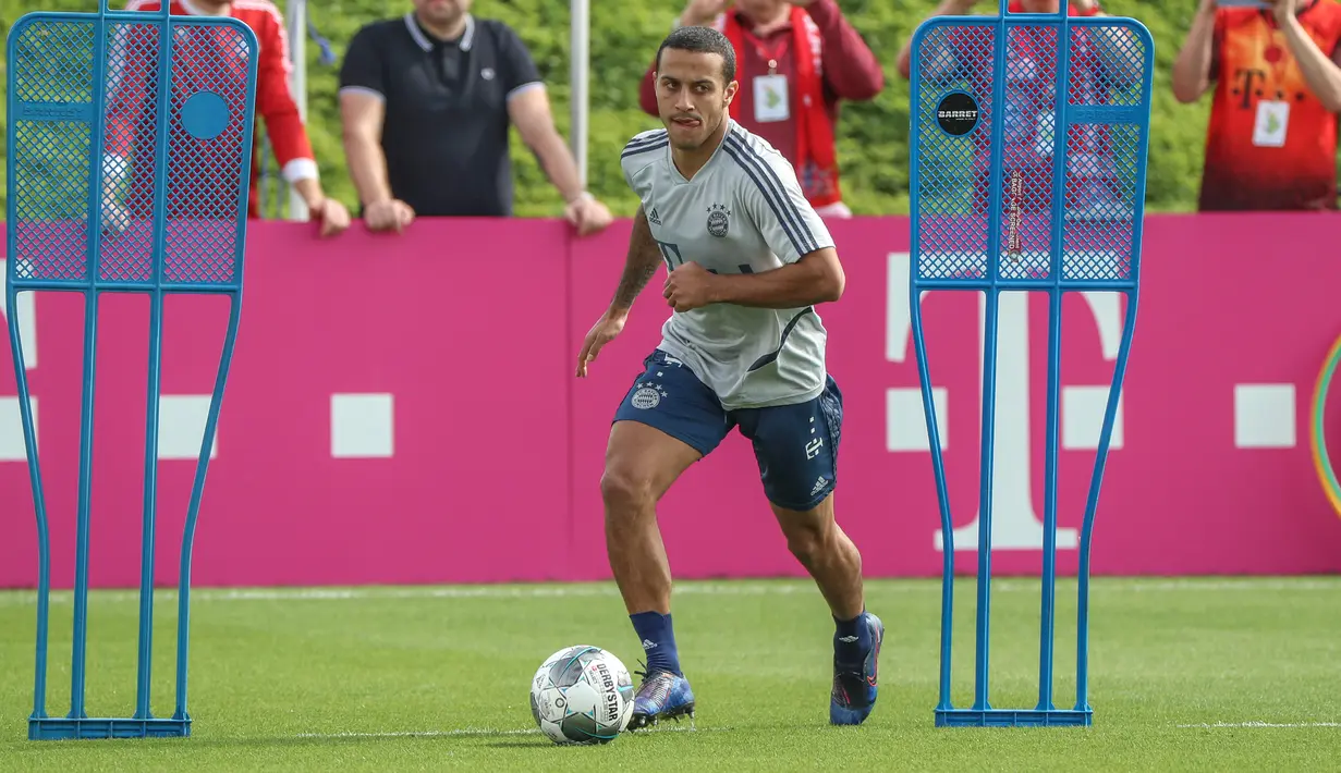 Gelandang Bayern Munchen, Thiago Alcantara mengikuti sesi latihan tim selama kamp musim dingin tim di ibu kota Qatar, Doha, pada 5 Januari 2020. Thiago meraih total 16 gelar juara. Dia mencatatkan 235 kali penampilan bersama Bayern, dengan menyumbang 31 gol dan 35 assist. (AFP/Karim Jaafar)