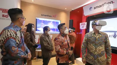 Direktur Standardisasi Perangkat Pos dan Informatika Kominfo Mulyadi (kanan) didampingi President Director smartfren Merza Fachys (tengah), Deputy CEO Djoko Tata Ibrahim (kiri) mencoba Virtual Reality (VR) pada Uji Coba 5G Tahap Dua di Jakarta, Kamis (17/6/2021). (Liputan6.com/Pool/smartfren)