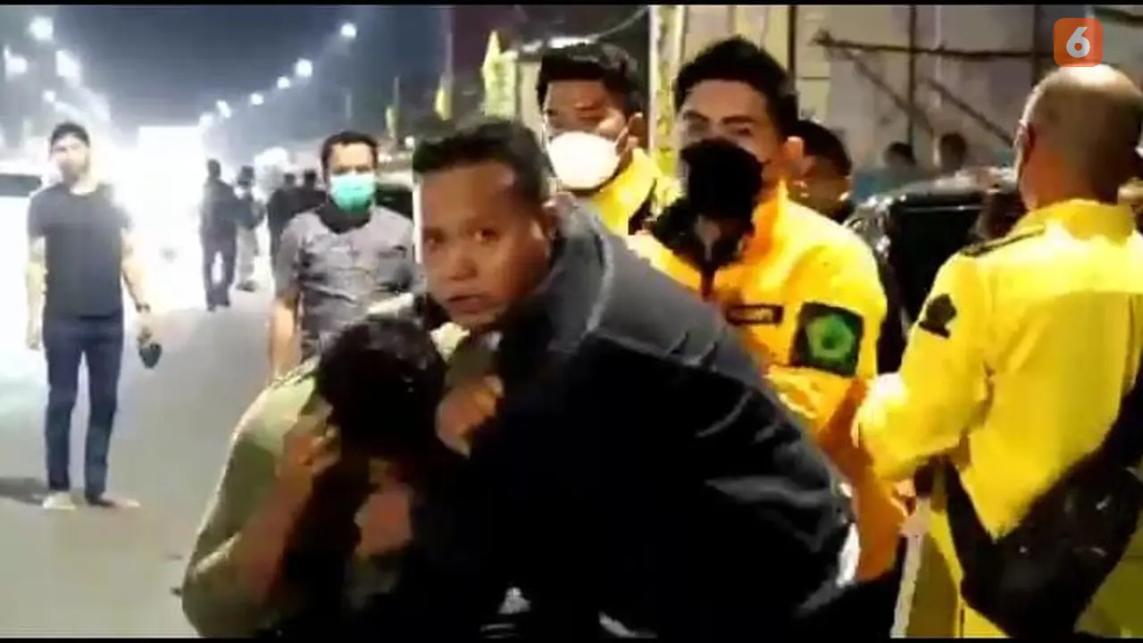 Tangkapan layar video penganiayaan massa aksi di Makassar (Liputan6.com/Fauzan)