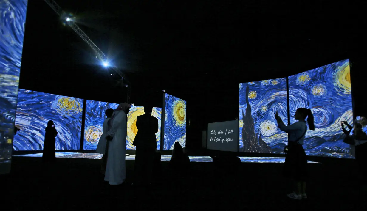Suasana pameran lukisan Vincent van Gogh versi digital di Dubai, Uni Emirat Arab, Minggu (11/3). Pameran ini bertema Van Gogh Alive. (AP Photo/Kamran Jebreili)