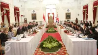 Presiden Jokowi beserta delegasi dan PM Inggris David Cameron  beserta delegasi melakukan pertemuan bilateral untuk meningkatkan hubungan kerjasama kedua negara di berbagai bidang, di Istana Negara, Jakarta, Senin (27/7). (Liputan6.com/Faizal Fanani)