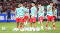 Para pemain Timnas Indonesia (dari kiri) Yakob Sayuri, Marselino Ferdinan, Hokky Caraka, Nathan Noel dan Rafael Struick dalam sesi pemanasan sebelum dimulainya laga Grup F kualifikasi Piala Dunia 2026 Zona Asia di Stadion Utama Gelora Bung Karno (SUGBK), Senayan, Jakarta, Kamis (21/3/2024). (Bola.com/Bagaskara Lazuardi)