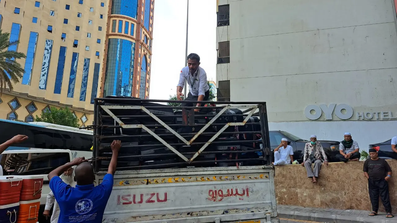 Tas tentengan jemaah di kabin pesawat dibawa menggunakan truk ke Madinah (Liputan6.com/ Mevi Linawati)