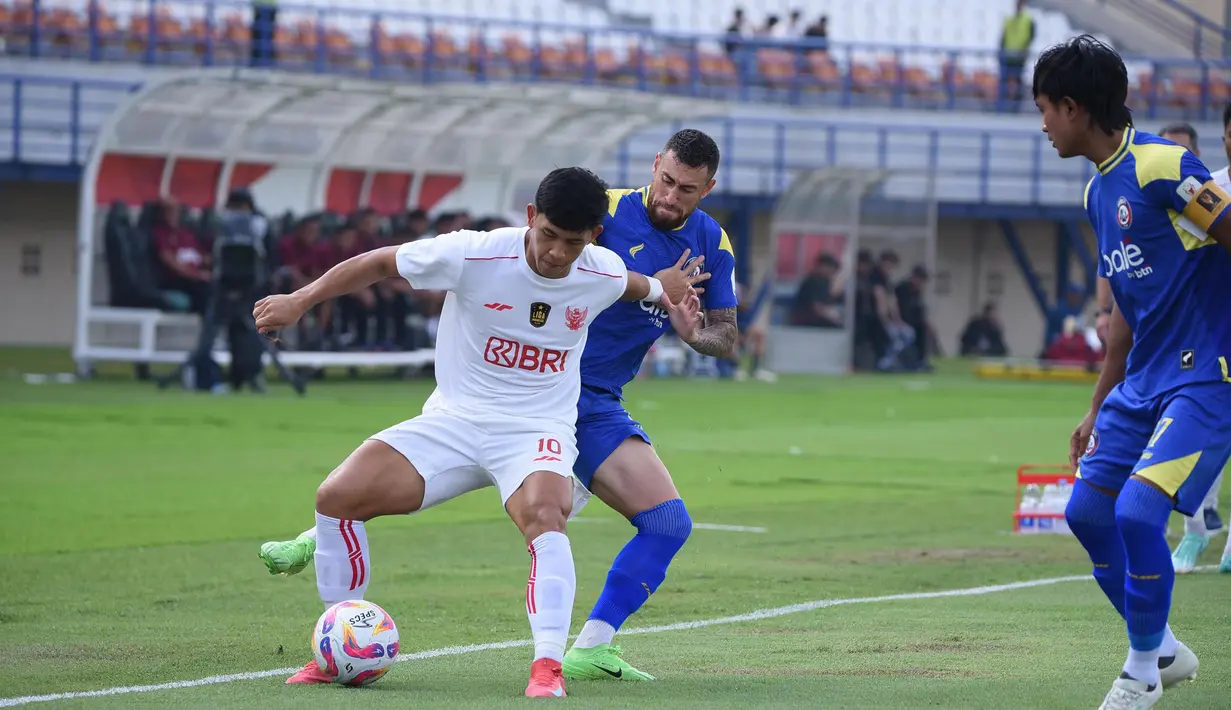 Pemain depan Liga Indonesia All Star, Eksel Timothy Joseph Runtukahu (kiri) berebut bola dengan pemain Areman FC pada lanjutan pertandingan Grup A Piala Persiden 2025 di Stadion Si Jalak Harupat, Bandung, Jawa Barat, Selasa (8/7/2025) sore WIB. (Foto: Tim Media Piala Presiden)