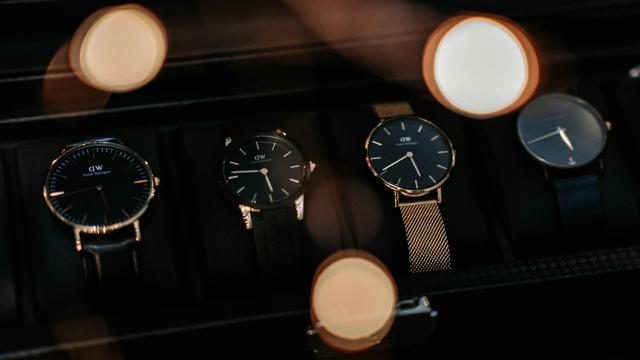 Ilustrasi jam tangan pria