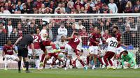Callum Wilson dari West Ham, tengah, mencetak gol yang kemudian dibatalkan setelah peninjauan video selama pertandingan Liga Inggris antara West Ham dan Arsenal di London, Minggu, 10 Mei 2026. (Foto AP/Ian Walton)