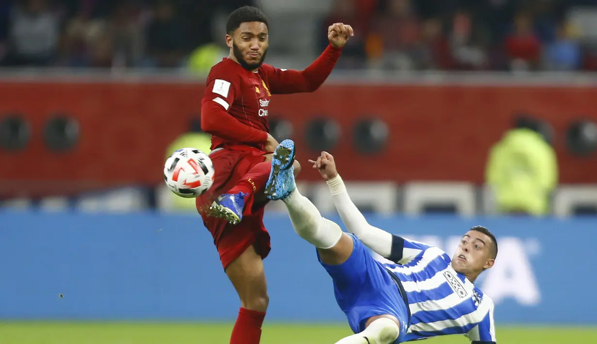 Bek Liverpool, Joe Gomez berebut bola dengan penyerang Monterrey, Rogelio Funes pada pertandingan Piala Dunia Antarklub 2019 di Stadion Internasional Khalifa di Doha, Qatar (18/12/2019).  Di final, Liverpool akan menghadapi Flamengo pada 22 Desember. (AP Photo/Hussein Sayed)