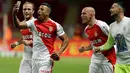 Pemain Monaco merayakan kemenangan atas Saint Etienne pada pertandingan pekan ke-37 di Stadion Stade Louis II, Kamis (18/5) dini hari. AS Monaco menang 2-0 dan berhasil merengkuh trofi Liga Prancis (Ligue 1). (AP Photo/Claude Paris)