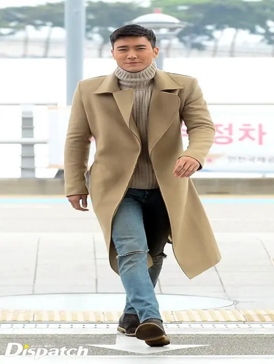 Choi Siwon, member boyband terkenal didunia Super Junior memang kerap menjadi pusat perhatian kaum hawa akan pesona nya. Siwon sering tampil stylis ketika berada di bandara. (soompi/Bintang.com)