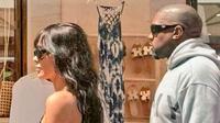 Bianca Censori Bikin Heboh dengan Pakaian Jaring- jaring Tembus Pandang Saat Bersama Kanye West di Spanyol. (Dok: X @ye_world&nbsp;https://x.com/ye_world_/status/1923950115875848329?s=46&amp;t=0NtEqwCYUNuEUaHjYORsTw)