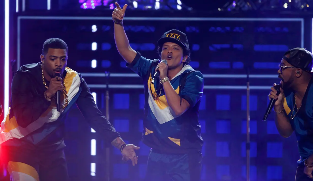 Aksi panggung penyanyi Bruno Mars saat membuka ajang tahunan American Music Awards (AMA) 2016 di Los Angeles, California, Minggu (20/11). Bruno Mars membuka AMA 2016 dengan membawakan lagu terbarunya, 24K Magic. (REUTERS/Mario Anzuoni)