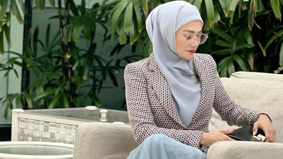 Model Blazer Mulan Jameela, Tampil Berkelas di Usia 45 Tahun