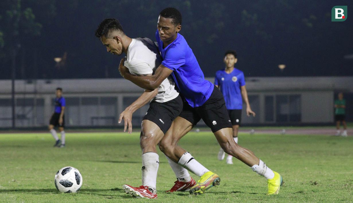 Pemain Timnas Indonesia, Osvaldo Haay (kiri) berebut bola dengan Altalariq Ballah, saat latihan di Stadion Madya, Jakarta, Selasa (11/5/2021). Latihan tersebut untuk persiapan jelang Kualifikasi Piala Dunia 2022 Zona Asia. (Foto: Bola.com/M Iqbal Ichsan)