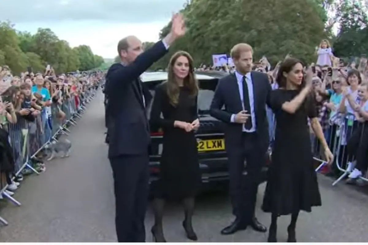 Pasangan Kate Middleton-William dan Meghan Markle-Harry Berjalan Bersama Menyapa Warga di Kastil Windsor