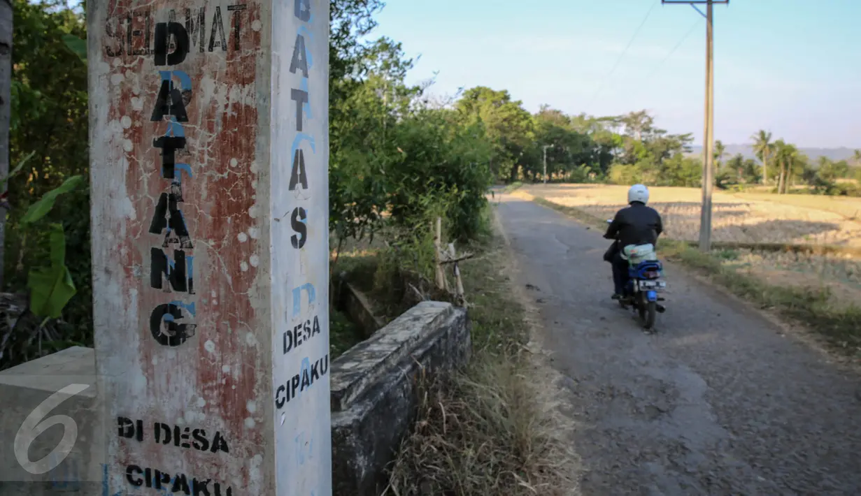 Warga melintasi batas desa yang terdampak penggenangan Waduk Jatigede di Desa Cipaku, Sumedang, Jawa Barat, sudah rata dengan tanah, Senin (31/8/2015). Beberapa warga masih ada yang bertahan karena belum tuntasnya ganti rugi. (Liputan6.com/Faizal Fanani)
