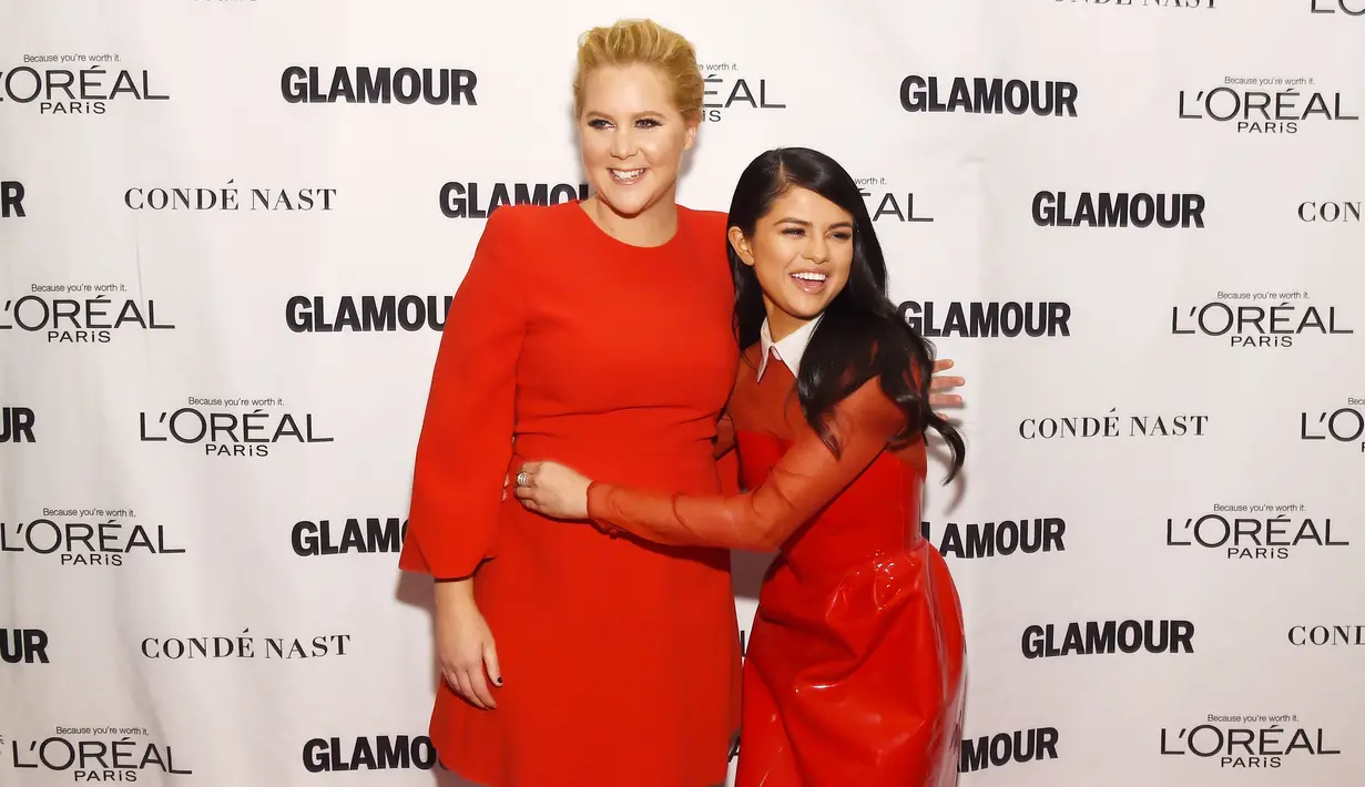 Aktris dan penyanyi Selena Gomez berpose bersama komedian Amy Schumer saat menghadiri acara 2015 Glamour Women Of The Year Awards di New York City, Senin (9/11). (Larry Busacca/Getty Images untuk Glamour/AFP)