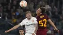 Pemain AS Roma, Edoardo Bove (kanan) berebut bola dengan pemain Bayer Leverkusen, Exequiel Palacios pada laga leg pertama semifinal Liga Europa 2022/2023 di Olympic Stadium, Roma, Jumat (12/05/2023) WIB. Pertandingan dimenangkan oleh AS Roma dengan skor 1-0. (AP Photo/Gregorio Borgia)