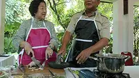 Pasangan Capres Megawati Soekarnoputri (kiri) dan Cawapres Prabowo Subianto mengisi masa tenang dengan memasak makanan favorit Megawati di Kebagusan, Jakarta Selatan.(Antara)
