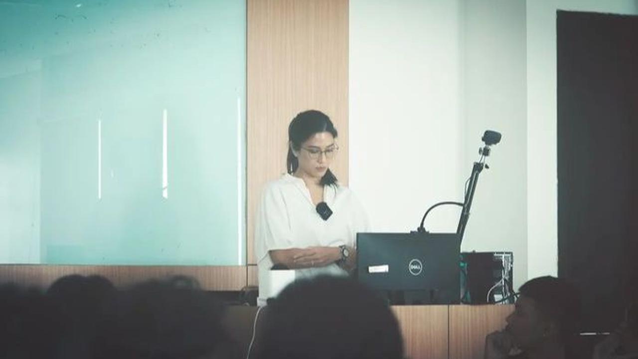 Dian Sastro kerap mengungkapkan soal pekerjaannya. Saat sedang 'Stuck', Dian mengakui jika dirinya sering ketawa-ketawa sendiri.