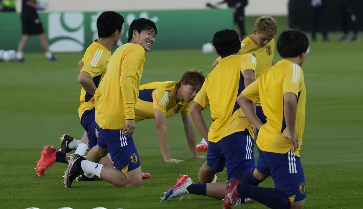 Para pemain melakukan pemanasan saat latihan sesi latihan tim di Doha, Qatar, Minggu, 4 Desember 2022. Pertandingan Jepang vs Kroasia di babak 16 besar Piala Dunia 2022 akan berlangsung mulai pukul 22.00 WIB. (AP Photo/Eugene Hoshiko)