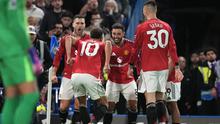 Bruno Fernandes merayakan gol Matheus Cunha di laga Chelsea vs Manchester United di pekan ke-33 Liga Inggris 2025/2026 di Stamford Bridge, Minggu (19/04/2026) dini hari WIB. (AP Photo/Kirsty Wigglesworth)