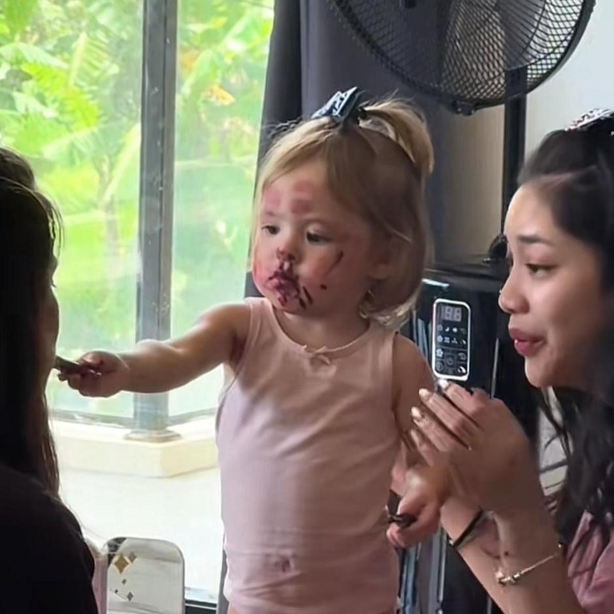 Kamari bereksperimen dengan lipstik Jennifer Coppen. (credit:tiktok.com/@jennifer.coppen)