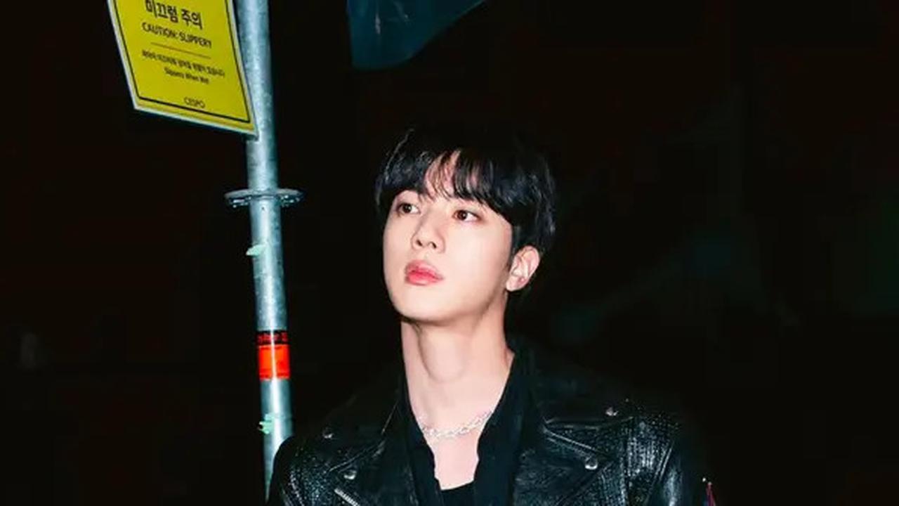Potret Jin BTS saat Manggung di Konser Coldplay di Seoul, Tampil Ala Rocker Bareng Chris Martin