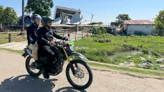 Momen Gibran Naik Motor Tinjau Korban Gempa NTT
