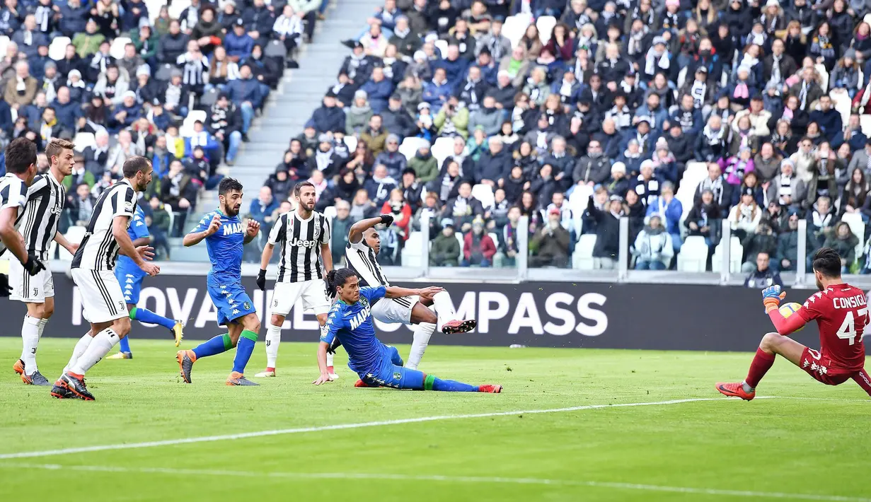 Pemain Juventus Alex Sandro mencetak gol pertama untuk timnya saat melawan Sassuolo dalam pertandingan Liga Italia Serie A di Stadion Allianz di Turin, Italia (4/2). (Alessandro Di Marco / ANSA via AP)