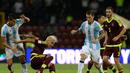 Aksi pemain Venezuela, Adalberto Penaranda saat dikepung pemain Argentina pada kualifikasi Piala Dunia 2018 zona Conmebol di Merida, Venezuela, (7/9/2016) WIB. (AFP/Federico Parra)