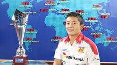 Pebalap GP2, Rio Haryanto membawa piala yang ia dapatkan usai memenangi GP2 Series di Sirkuit Silverstone, Inggris saat berkunjung ke SCTV Tower di Jakarta, Jumat (8/1/2015). (Bola.com/Vitalis Yogi)