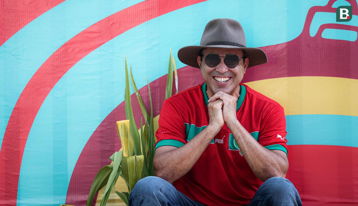 <p>Suporter Maroko, Mohammad Aziz Mrabat berpose saat menunggu kedatangan bus Timnas Maroko U-17 menjelang laga kedua Grup A Piala Dunia U-17 2023 melawan Timnas Ekuador U-17 di Stadion Gelora Bung Tomo (GBT), Surabaya, Senin (14/11/2023). (Bola.com/Bagaskara Lazuardi)</p>