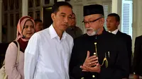 Presiden Joko Widodo (kiri) berbincang dengan Wali Nanggroe Aceh, Malik Mahmud (kanan) sebelum melanjutkan perjalanan meninjau PT Arun Gas, Aceh Utara di pendopo Banda Aceh, Senin (9/3/2015). (Rumgapres/Agus Suparto)