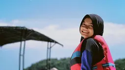 Tampil tertup sambil mengenakan hijab dan pelampung, menjadi salah satu outfitnya saat menikmati olahraga air. Dalam berbagai kesempatan, Ratu Sofya memang banyak membagikan momen serunya saat liburan di pantai belakangan ini. (Liputan6.com/IG/@ratusfy_)