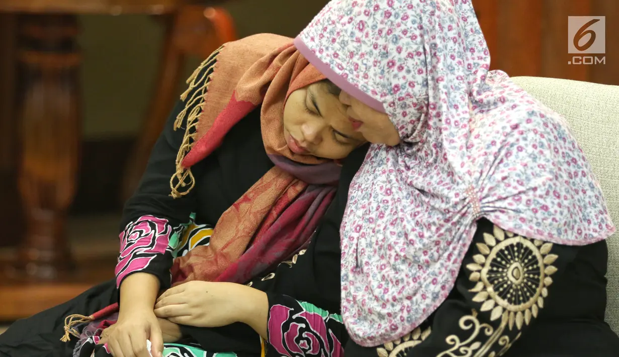 Siti Aisyah bersama dengan orang tua di Kemenlu, Jakarta, Senin (11/3). Siti Aisyah diserahkan kepada keluarga setelah Jaksa Agung Malaysia mencabut dakwaan dugaan pembunuhan Kim Jong-Nam. (Liputan6.com/Johan Tallo)