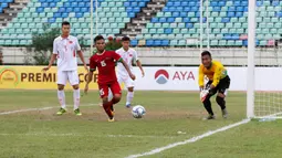 Pemain Timnas Indonesia U-19, Saddil Ramdani, saat pertandingan melawan Vietnam pada laga AFF U-18 di Stadion Thuwunna, Yangon, Senin (11/9/2017). Indonesia tertinggal 2-0 di babak pertama dari Vietnam. (Liputan6.com/Yoppy Renato)