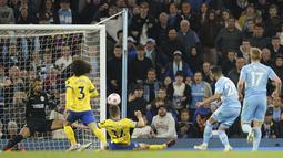 Manchester City baru membuka keran gol lewat aksi Riyad Mahrez pada menit 53. Disusul oleh gol Phil Foden dan Bernardo Silva. Skor 3-0 untuk keunggulan City. (AP/Dave Thompson)
